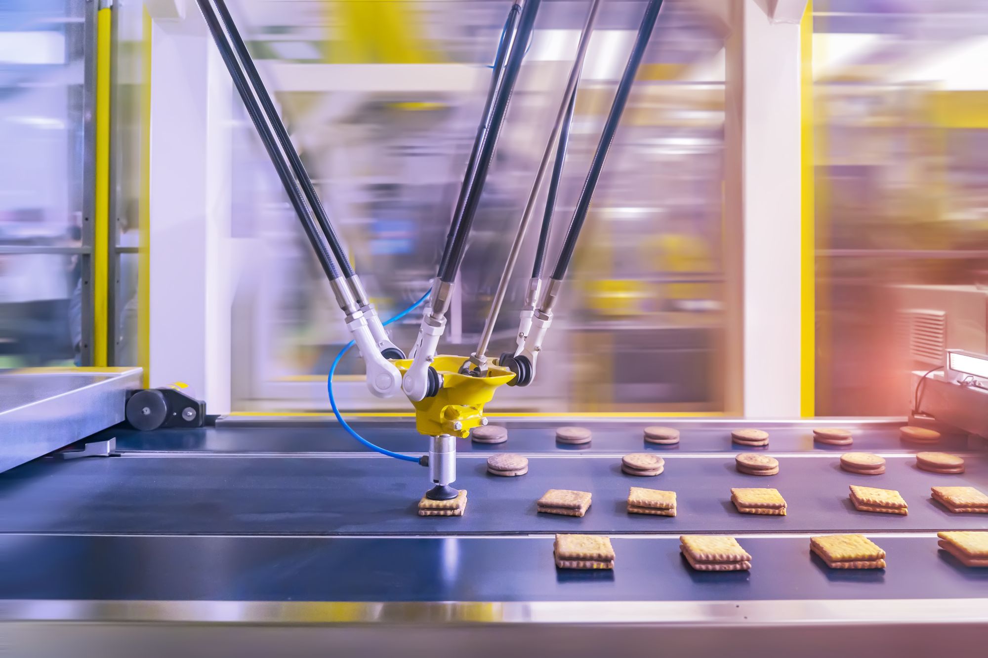 Robot delta prenant des biscuits sur un convoyeur