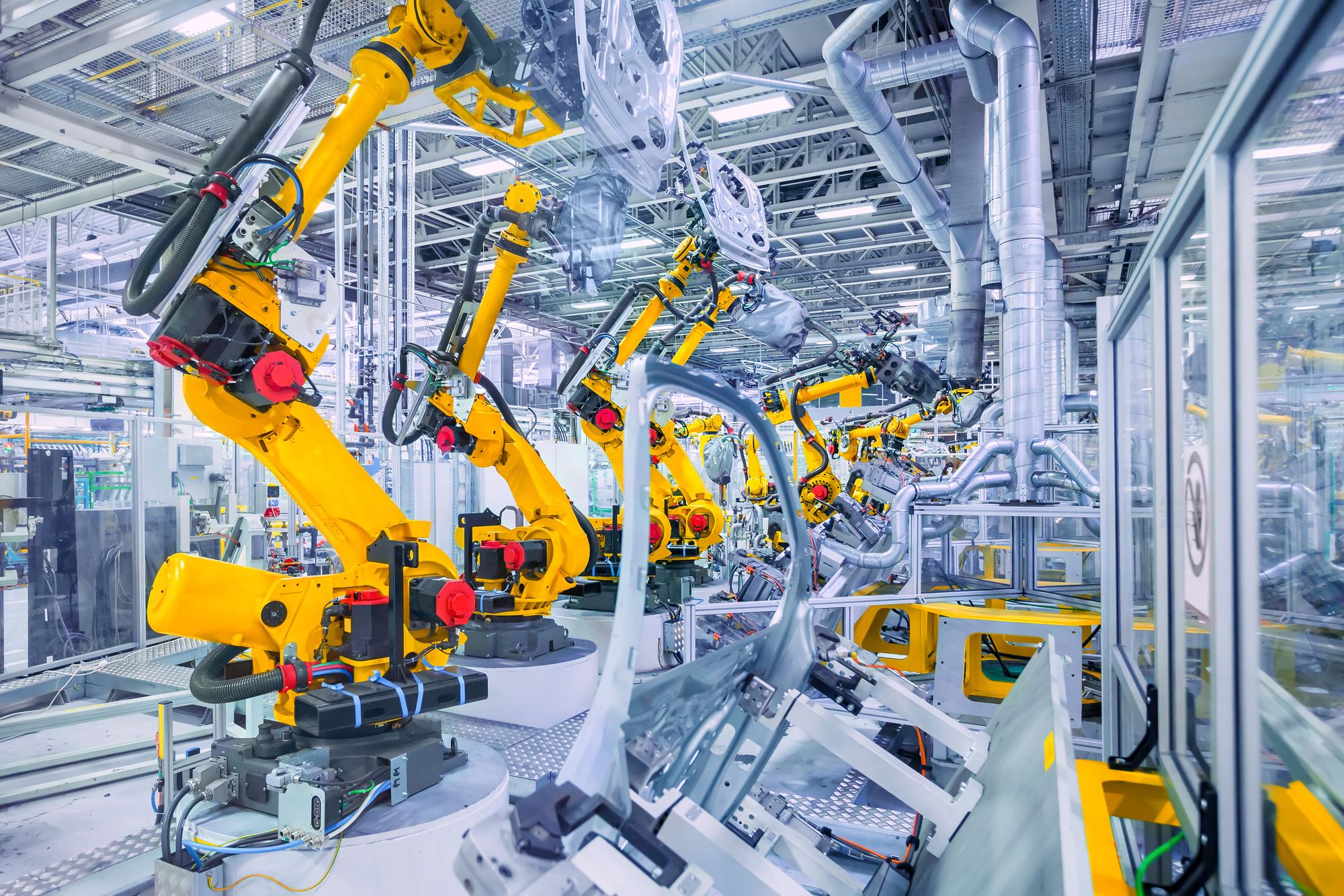 Robots industriels sur une ligne d'assemblage de carrosserie